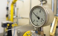 Manometer an einer Anlage mit gelben Rohren zeigt knapp fünf Bar an Manometer an einer Anlage mit gelben Rohren zeigt knapp fünf Bar an