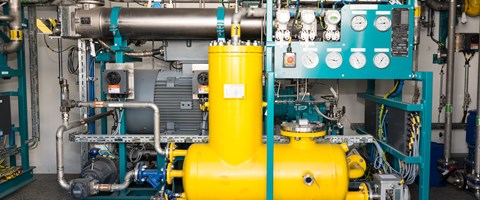 Technische Anlage mit vielen Rohren, Kabeln und Messanzeigen Technische Anlage mit vielen Rohren, Kabeln und Messanzeigen