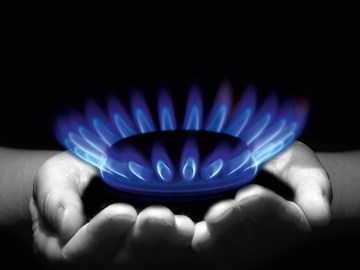 Hände halten eine Gasflamme - Bildmontage Hände halten eine Gasflamme - Bildmontage