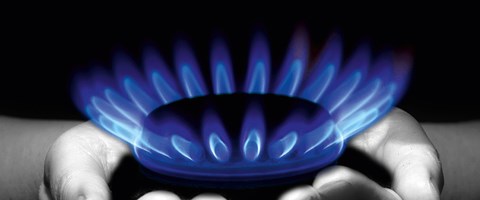 Hände halten eine Gasflamme - Bildmontage Hände halten eine Gasflamme - Bildmontage