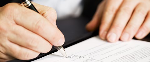 Hände mit Kugelschreiber unterzeichnen einen Vertrag Hände mit Kugelschreiber unterzeichnen einen Vertrag