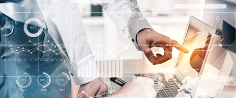 Zwei Männer im Büro vor einem Laptop, der eine deutet auf den Bildschirm - Bildmontage mit Grafiksymbolen Zwei Männer im Büro vor einem Laptop, der eine deutet auf den Bildschirm - Bildmontage mit Grafiksymbolen